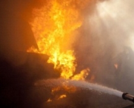 Incendiu la un centru de butelii din Arges: Un barbat, blocat in cladire