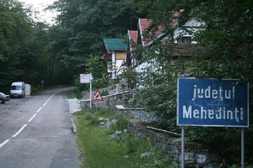 Mehedinti: Doua blocuri de stanca au cazut pe DN67D. Circulatia, blocata pe un sens