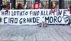 Livorno, fiori e striscioni davanti allo stadio Armando Picchi per ricordare Piermario Morosini - Ziarul National