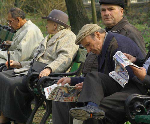 Guvernul a aprobat reintregirea salariilor bugetarilor si returnarea CASS-ului catre pensionari