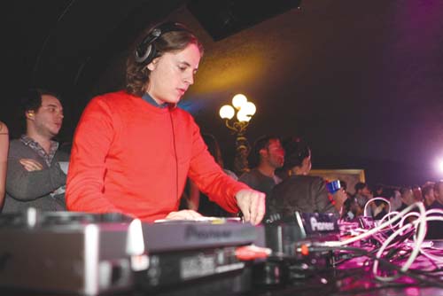 DJ Sarkozy a plecat in turneu mondial