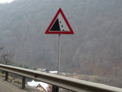 Arges: Autocar cu zeci de elevi si profesori, blocat din cauza caderilor de pietre