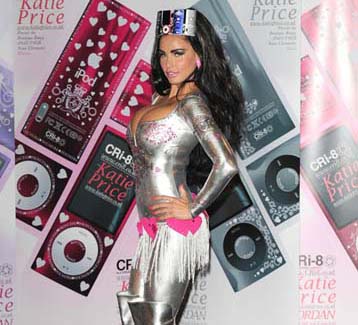 Katie Price: “Soarele din California a senilizat-o pe Victoria Beckham”