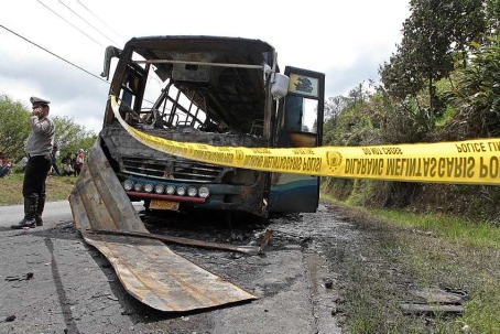 13 persoane au ars de vii in Indonezia, intr-un autobuz care a luat foc