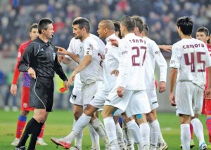 Cristian Balaj din Baia Mare (arbitrul central),Ricardo Cadu. - Ziarul National