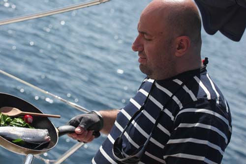 Chef Catalin Scarlatescu se lupta sa dea burta jos
