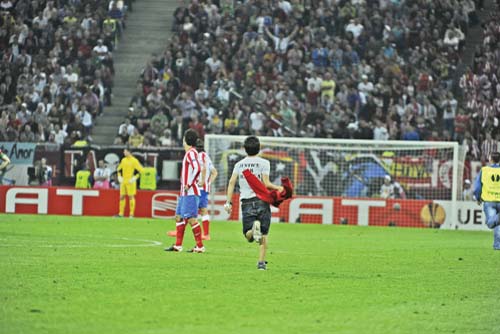 Cine sunt cei doi olteni care au intrerupt finala Europa League
