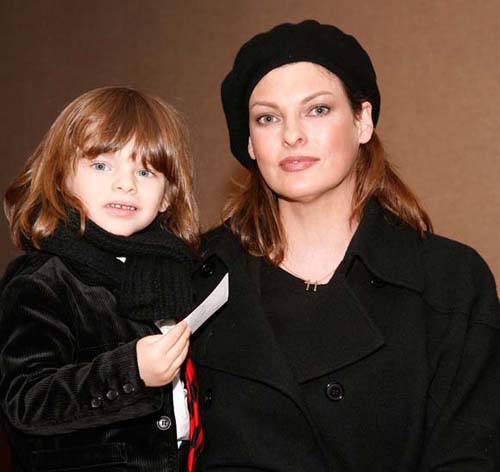 Linda Evangelista cere pensie de 1.500 dolari pe zi pentru fiul ei