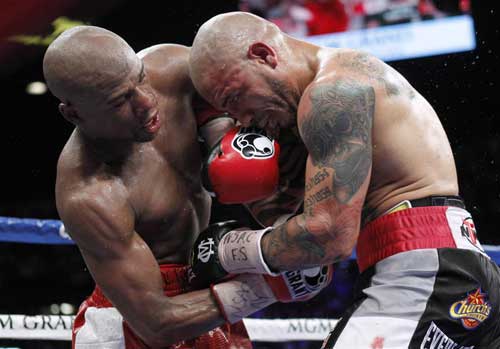 “Money” Mayweather intra la parnaie cu centura de campion