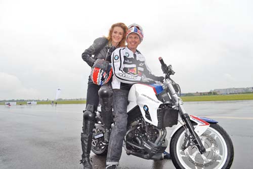 Roxana Ciuhulescu face acrobatii pe motocicleta!