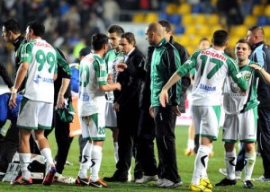 Laurentiu Reghecampf se bucura alaturi de Adrian Popa. - Ziarul National