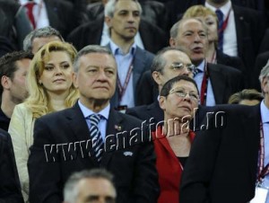 Roberta Anastase in spatele sotilor Sandu Finala UEFA Diana 0086_resize - Ziarul National