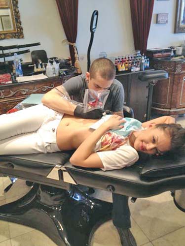 Aimi si-a tatuat invizibilul pe coaste