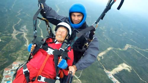 La 104 ani face salturi mortale cu parapanta!