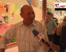 Presedintele Basescu, la cumparaturi: Ar fi un dezastru ca Guvernul Ponta sa nu treaca luni de Parlament VIDEO