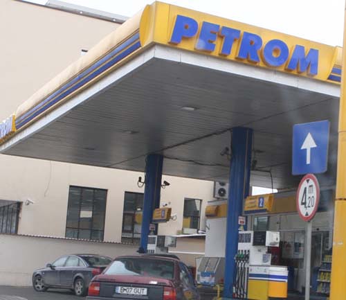 Petrolul scade cu doi dolari, Petrom ieftineste cu doi bani