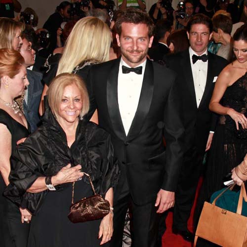 Bradley Cooper n-are iubita din cauza mamei