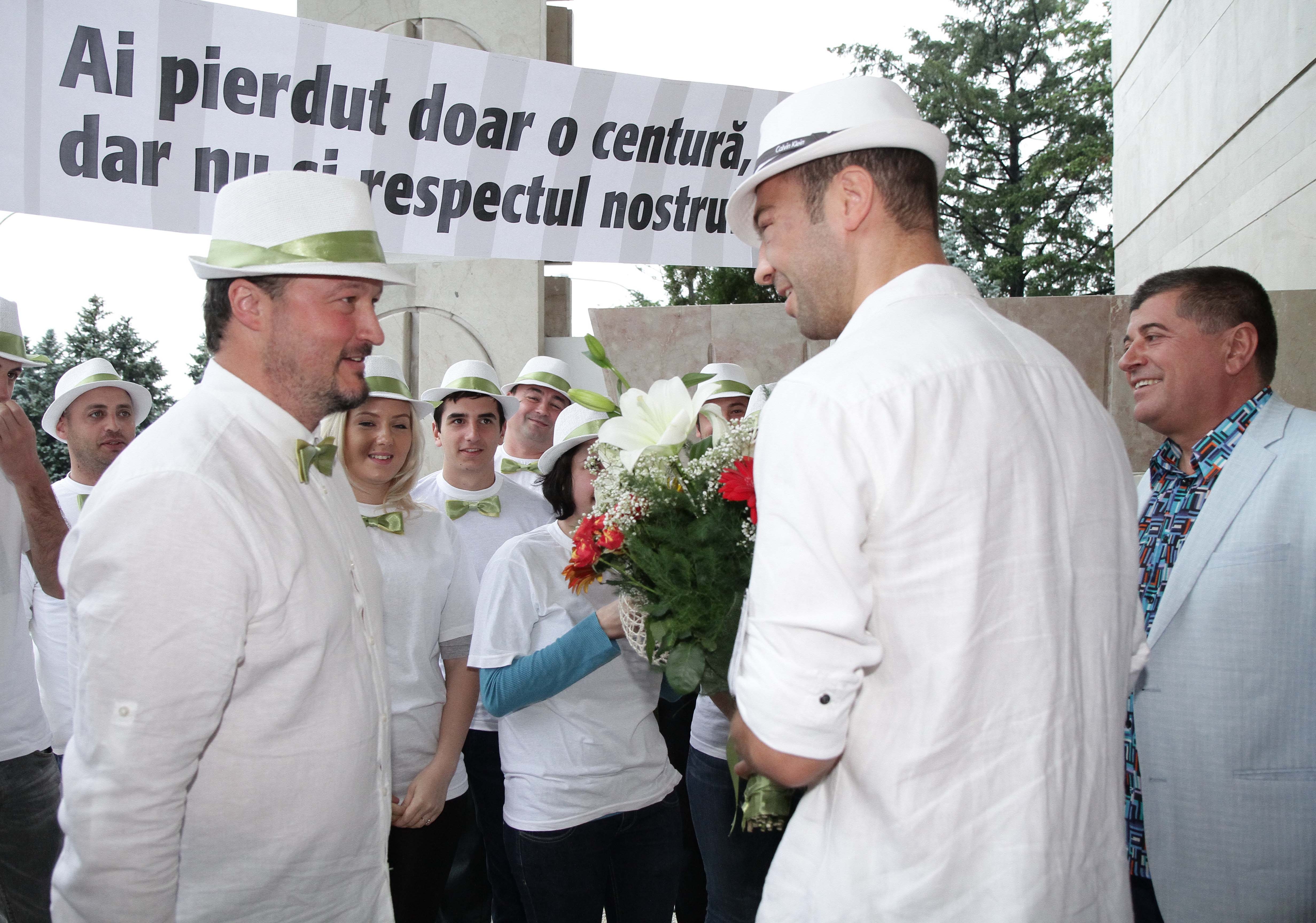Fanii lui Bute, „la papion din respect pentru campion” – GALERIE FOTO