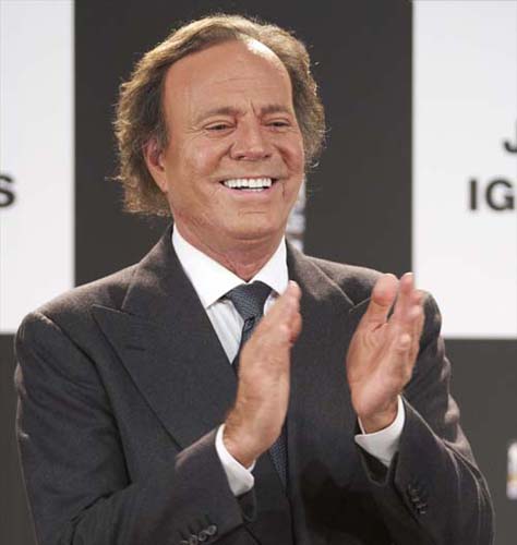 Julio Iglesias n-are pasaport ca sa vina la Bucuresti