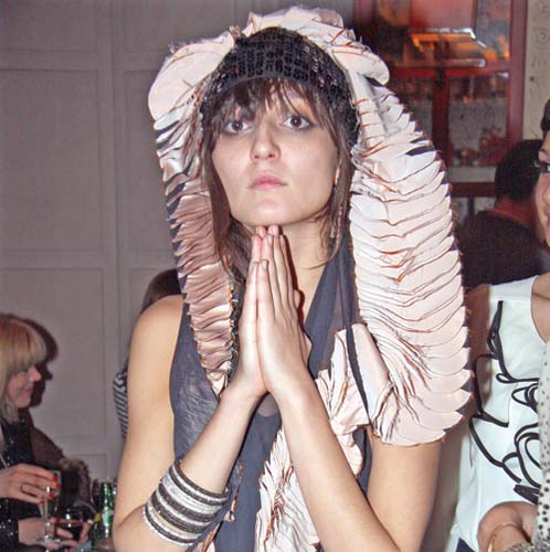 Supermodelul Irina Lazareanu combate tigara cu suc de grepfrut