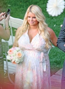 MUST CONTACT SALES Exclusive... Lovely Jessica and Ashlee Simpson Take Pride As Bridesmaids For A Freind - Ziarul National