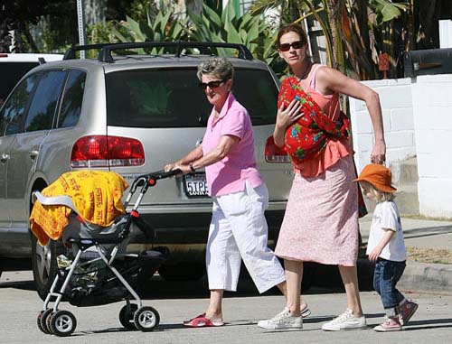 Julia Roberts isi imbraca odraslele de la second-hand