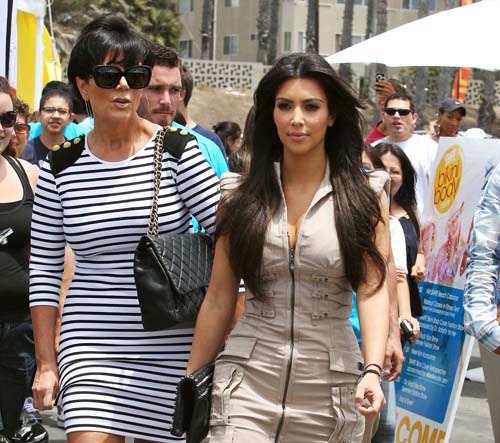 Kim Kardashian isi acuza mama ca e hoata!