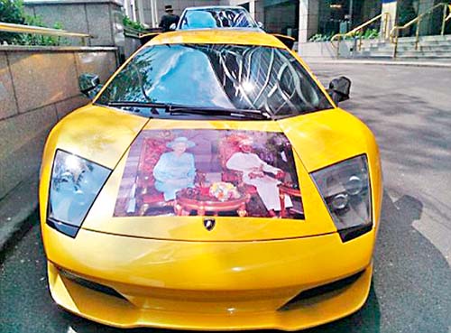 Lamborghini cu regina pe capota