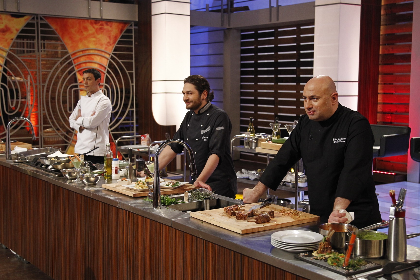 MasterChef: Schimb de roluri – juratii gatesc in fata concurentilor, in editia din 22 mai – FOTO