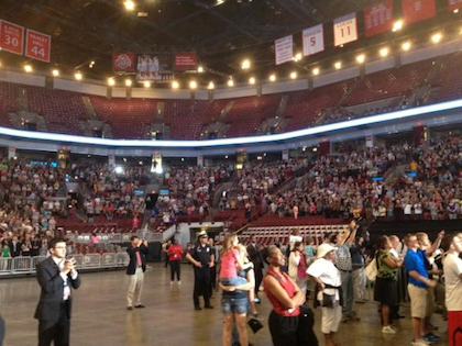 Obama si-a lansat campania pe un stadion gol pe jumatate