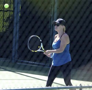 A Pregnant Reese Witherspoon Plays Tennis - Ziarul National
