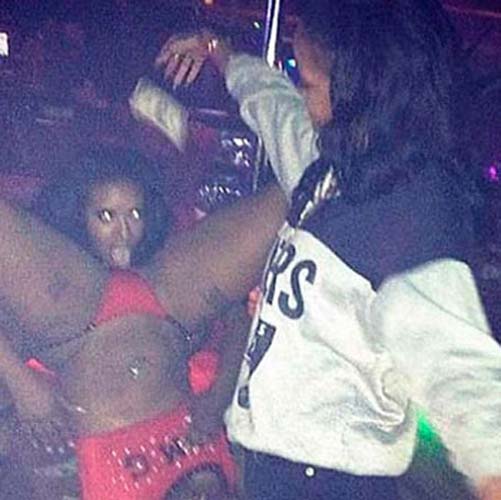 Rihanna se relaxeaza la striptease
