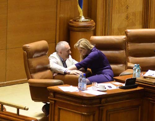 Cine o tine in brate pe Roberta Anastase la Camera Deputatilor