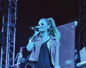 Vezi cu ce i-a cucerit Alexandra Stan pe mexicani