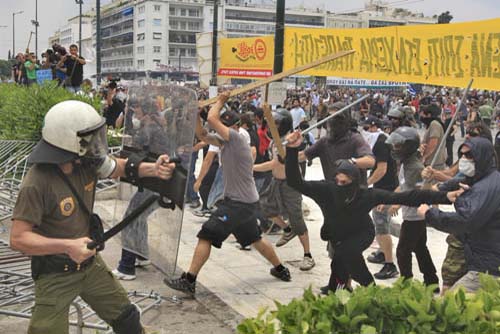 Firmele straine din Atena se pregatesc de razboi civil