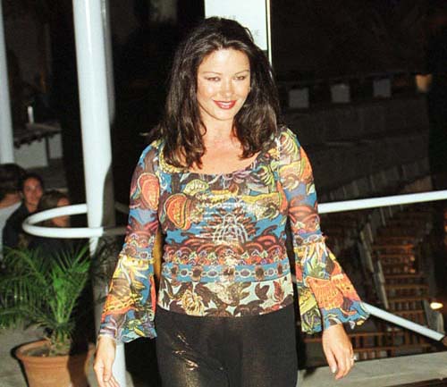 Catherine Zeta-Jones: “Arat ca o mamaie!”