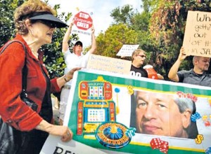 3 Dimon-pancarde protestatari - Ziarul National