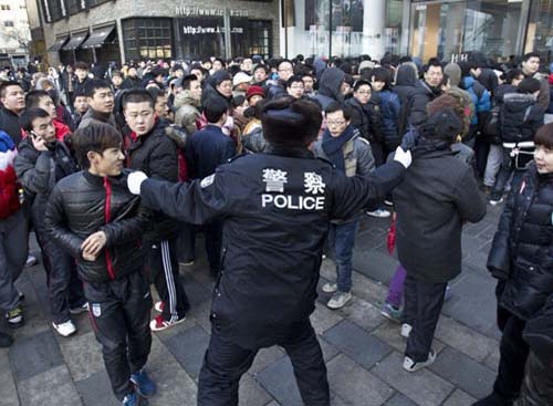 Revolta la fabrica Apple din China
