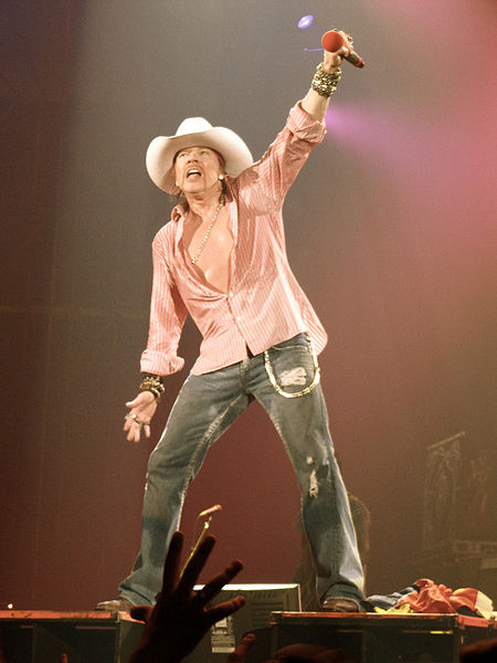 Axl Rose, solistul Guns N’ Roses, jefuit