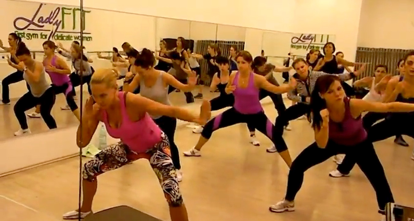Uite cum se desfasoara o sedinta Tae Bo condusa de Cori Gramescu! – VIDEO