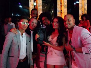 Elena alaturi de o parte din colegii de trupa si cu trofeul FHM - Ziarul National