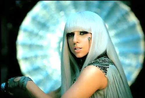 Lady GaGa, lovita cu o ranga in cap