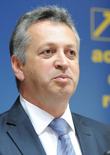 Fenechiu sare la gatul venerabilului Campeanu