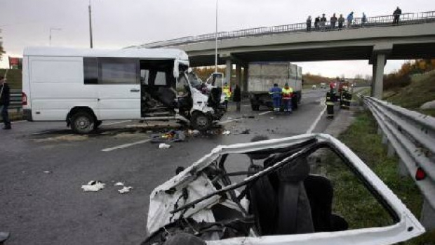 4 morti dupa ce un microbuz romanesc s-a izbit intr-un camion, in Ungaria