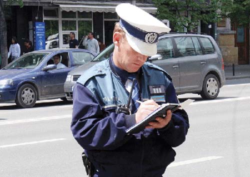 Politist arestat cand dadea spaga inapoi