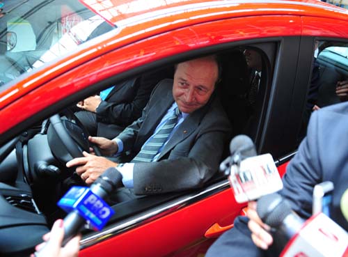 Basescu si-a tras Ford B-MAX rosu ca focul