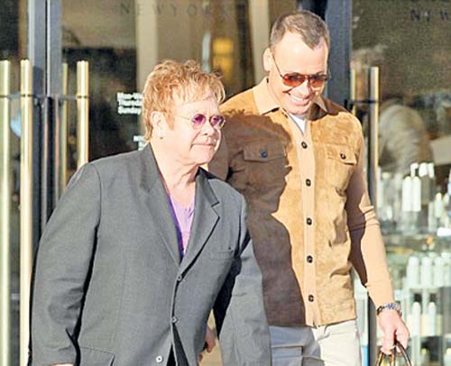 Elton John mai vrea un copil