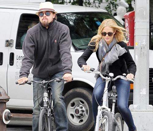 DiCaprio iese la plimbare camuflat