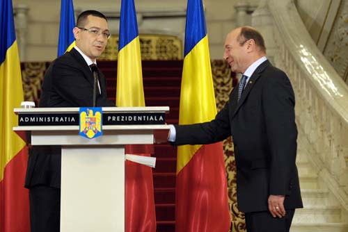 Basescu si Ponta au pus de o miuta cu institutiile statului