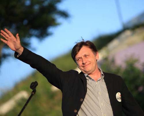 Antonescu cere partidului sa faca zid in jurul sau